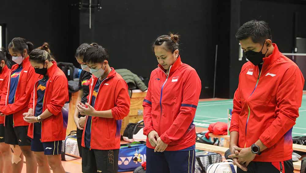 Para pemain dan pelatih melakuka doa bersama sebelum menjalani latihan perdana tim Piala Sudirman Indonesia di Hameenkylan Liikutahall, Finlandia, Kamis (23/09/21) waktu setempat.