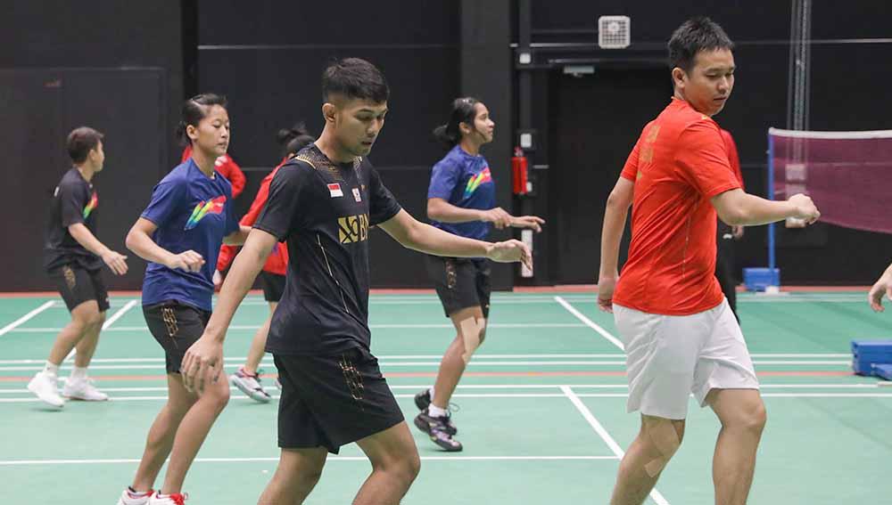 Para pemain melakuka pemanasan sebelum memulai latihan perdana tim Piala Sudirman Indonesia di Hameenkylan Liikutahall, Finlandia, Kamis (23/09/21) waktu setempat.