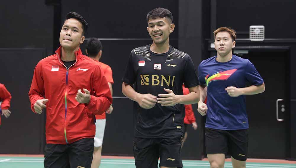 Anthony Giting, Faja Alfian, Marcus Fernaldi Gideon saat melakukan jogging pada latihan perdana tim Piala Sudirman Indonesia di Hameenkylan Liikutahall, Finlandia, Kamis (23/09/21) waktu setempat.