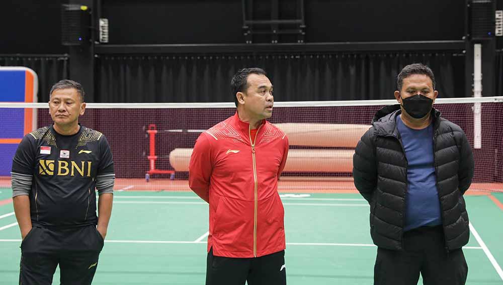 Kabid Binpres PP PBSI, Rionny Mainaky (tengah) didampingi pelatih tunggal putra Hendry Saputra pada latihan perdana tim Piala Sudirman Indonesia di Hameenkylan Liikutahall, Finlandia, Kamis (23/09/21) waktu setempat.