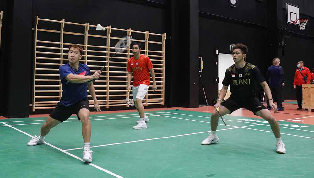 Ki-ka: Marcus Fernaldi Gideon, Hendra Setiawan, dan Muhammad Rian Ardianto pada latihan perdana tim Piala Sudirman Indonesia di Hameenkylan Liikutahall, Finlandia, Kamis (23/09/21) waktu setempat.