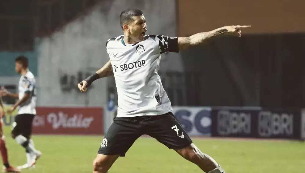 Selebrasi pemain Persikabo, Ciro Alves usai membobol ke gawang Barito Putera. - INDOSPORT