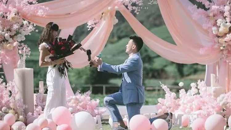 Akhirnya foto bertiga dengan Chae Yu-jung yang dibilang kembaran sang istri, Zheng Siwei langsung kocak diroasting ‘poligami’ oleh badminton lovers. - INDOSPORT