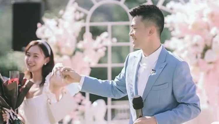 Pemain bulutangkis andalan China yakni Zheng Siwei menunjukkan keromatisannya ketika merayakan anniversary dengan sang istri.