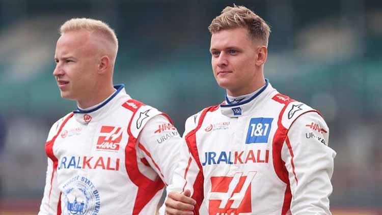 Imbas invansi Rusia ke Ukraina yang menyebabkan perang membuat tim Formula 1 (F1) Haas akhirnya resmi mendepak Nikita Mazepin (kiri). - INDOSPORT