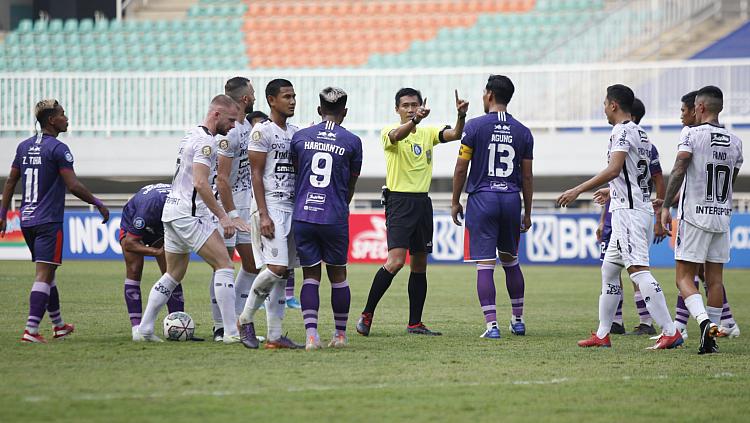 Ketegangan terjadi antar pemain di laga BRI Liga 1 2021-22 antara Persita vs Bali United di Stadion Pakansari, Jumat (24/09/21).