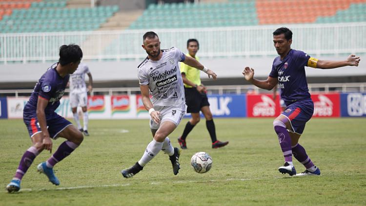 Ilija Spasojevic dijaga dua pemain lawan pada laga BRI Liga 1 2021-22 antara Persita vs Bali United di Stadion Pakansari, Jumat (24/09/21).