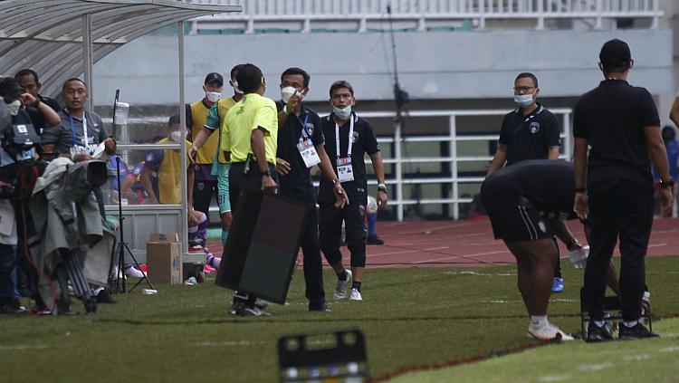 Pelatih Widodo C Putro memprotes keputusan wasit yang hanya memberikan waktu tambahan 3 menit pada laga BRI Liga 1 2021-22 antara Persita vs Bali United di Stadion Pakansari, Jumat (24/09/21).