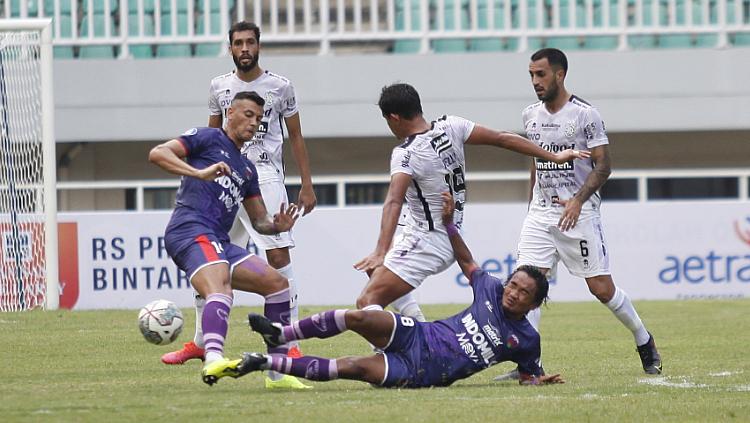 Duel lini tengah pemain Persita vs Bali United pada laga BRI Liga 1 2021-22 di Stadion Pakansari, Jumat (24/09/21).