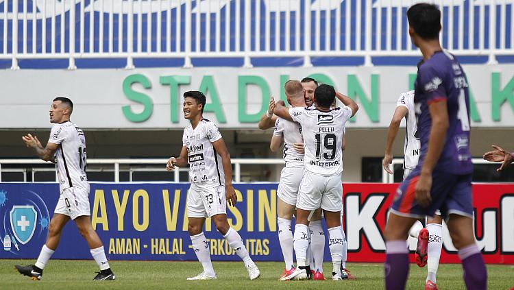 Selebrasi gol pertama Bali United yang dicetak oleh Ilija Spasojevic ke gawang Persita pada laga BRI Liga 1 2021-22 di Stadion Pakansari, Jumat (24/09/21).