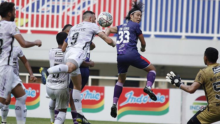 Kemelut di gawang Bali United melalui serangan yang dilakukan Persita pada laga BRI Liga 1 2021-22 di Stadion Pakansari, Jumat (24/09/21).