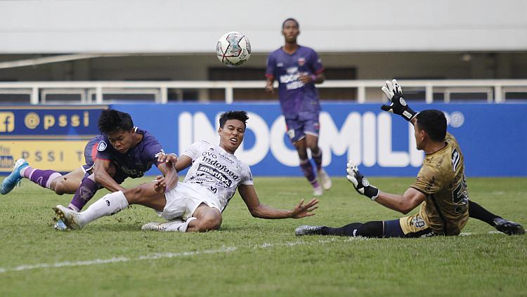 Proses gol Persita ke gawang Bali United yang dicetak Edo Febriansyah pada laga BRI Liga 1 2021-22 di Stadion Pakansari, Jumat (24/09/21).