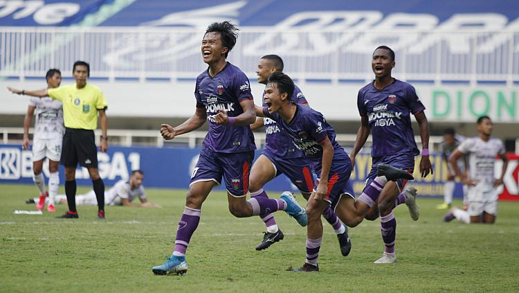 Selebrasi para pemain Persita atas gol Rifky Dwi Septiawan pada laga Liga 1 di Stadion Pakansari, Jumat (24/09/21).