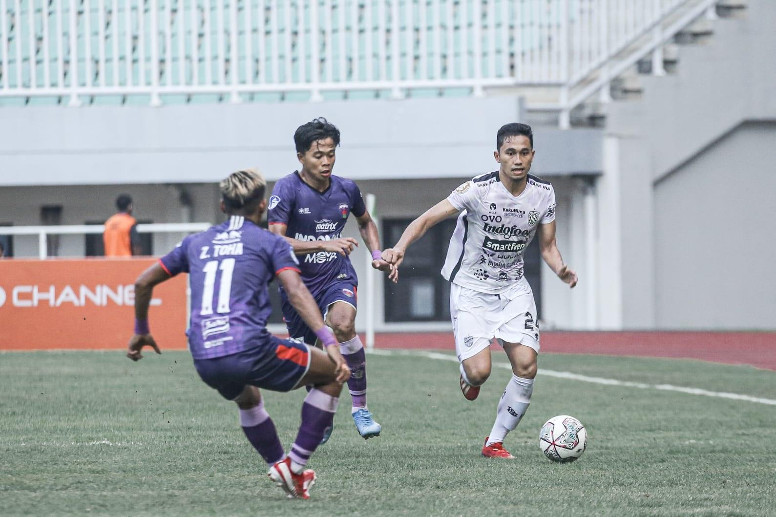 Ricky Fajrin saat berhadapan dengan pemain Persita di Liga 1 2021.