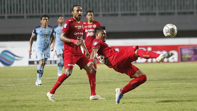 Aksi bek Persija, Maman Abdurahman menghalau bola dari serangan pemain Persela pada laga Liga 1 di Stadion Pakansari, Jumat (24/09/21).