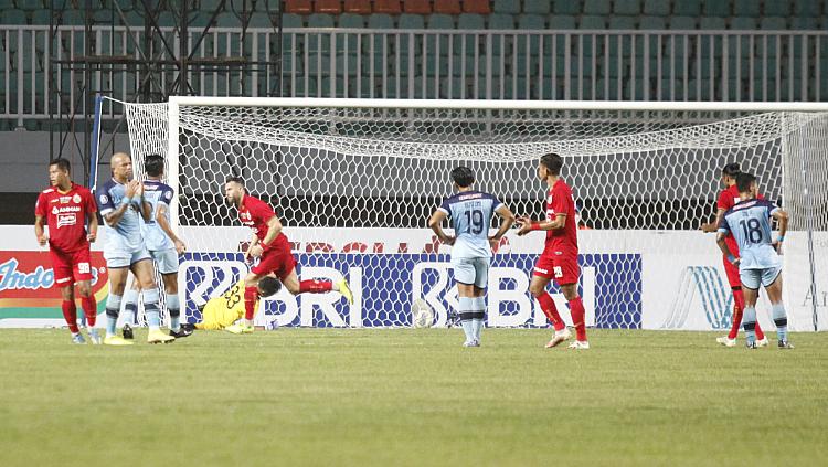Striker Persija, Marko Simic sukses mencetak gol ke gawang Persela lewat penalti pada laga Liga 1 di Stadion Pakansari, Jumat (24/09/21).