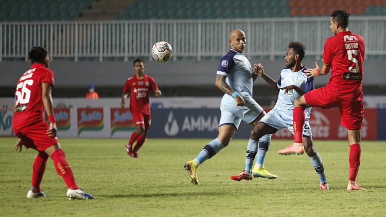 Ivan Carlos (tengah) saat tampil pada laga Liga 1 pekan keempat antara Persija vs Persela di Stadion Pakansari, Jumat (24/09/21).