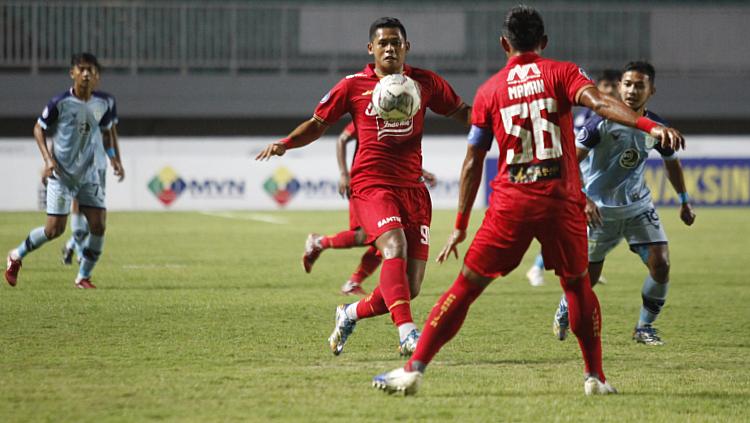Striker Persija, Taufik Hidayat mengamankan bola dari gangguan pemain Persela pada laga Liga 1 di Stadion Pakansari, Jumat (24/09/21).