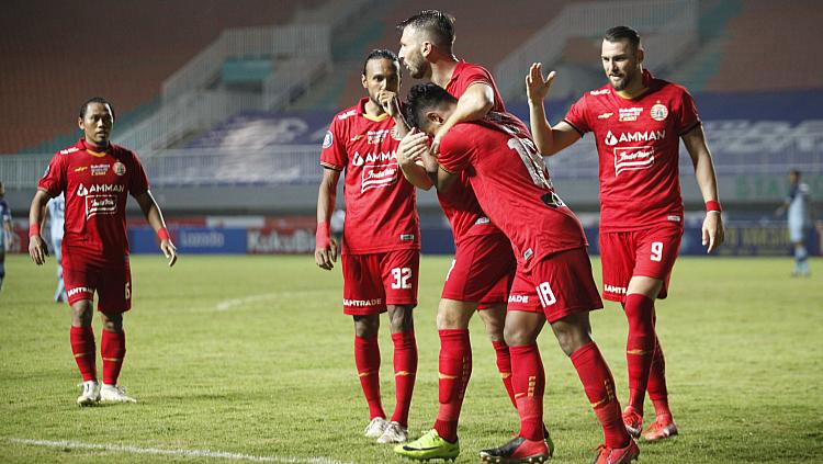 Jakmania meminta Persija wajib menang saat menghadapi Persib pada laga awal putaran ketiga Liga 1 2021/2022 di Stadion Manahan Solo, Sabtu (20/11/21). - INDOSPORT