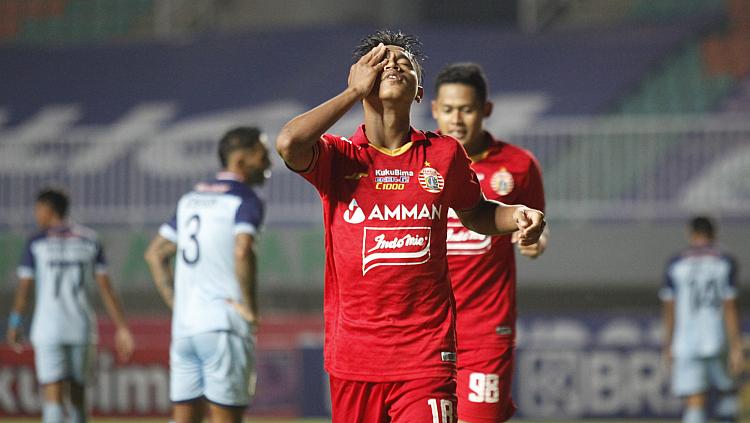 Selebrasi pemain muda Persija, Nico Alfriyanto usai berhasil mencetak gol ke gawang Persela pada laga Liga 1 di Stadion Pakansari, Jumat (24/09/21).