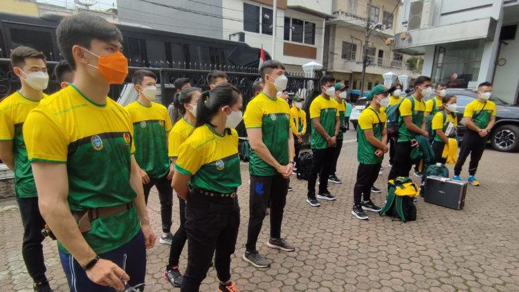 Kontingen Wushu Sumut foto bersama sebelum bertolak ke Merauke untuk mengikuti PON XX/2021 Papua.