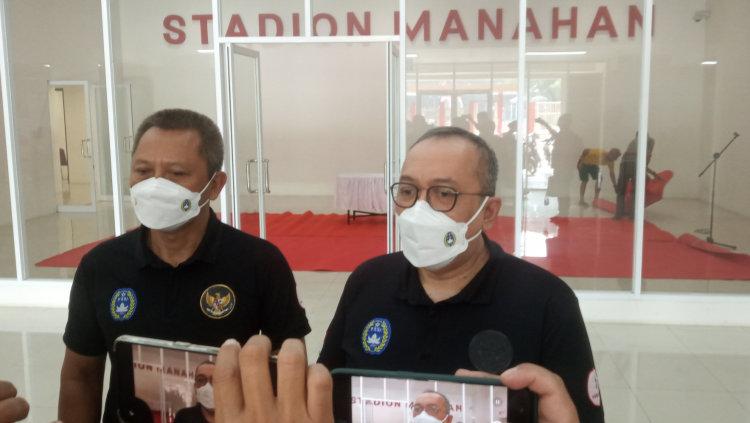 Direktur Utama PT LIB, Akhmad Hadian Lukita (kanan) bersama Direktur Operasional, Sudjarno (kiri) di Stadion Manahan Solo.