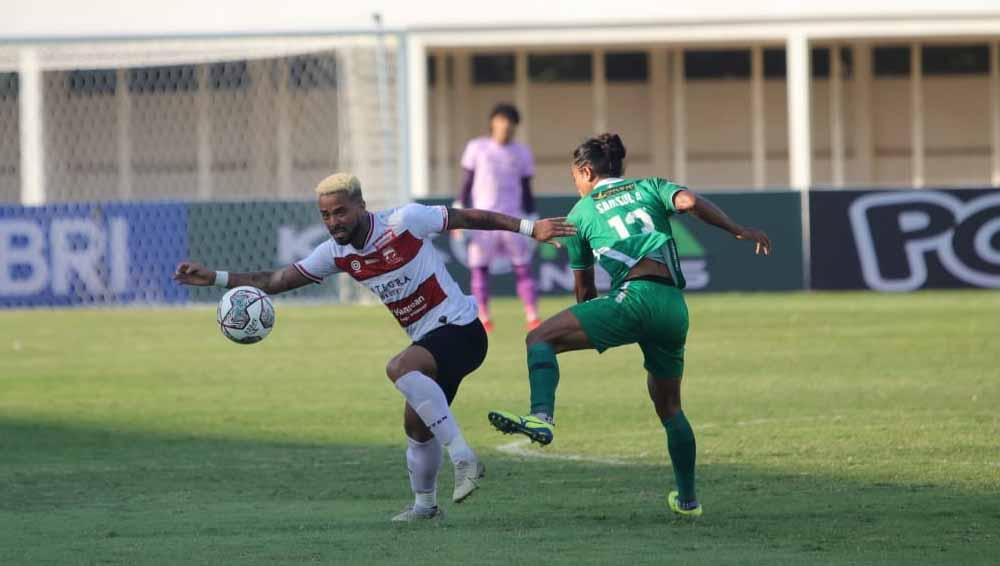 Aksi striker Madura United, Rafael Silva, dalam pertandingan Liga 1 melawan PSS Sleman.