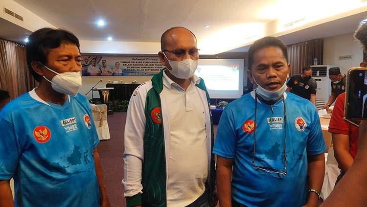 Ketua BLiSPI Pusat, Subagja Suihan (kanan), didampingi Pembina BLiSPI Sumut, Tengku Amri Fadli (tengah) dan Ketua BLiSPI Sumut, Syafril. - INDOSPORT