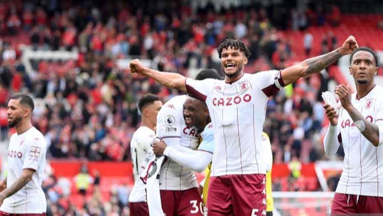 Tyrone Mings melakukan selebrasi usai membobol gawang Man United
