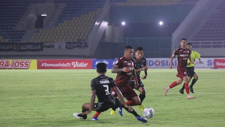 Aksi Beto Goncalves dalam pertandingan pembuka Liga 2 2021 antara Persis Solo vs PSG Pati, Minggu (26/9/21). - INDOSPORT