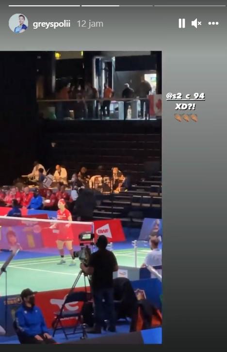 Greysia Polii goda Shin Seung-chan saat pemanasan di Piala Sudirman 2021. Copyright: Instagram/Greysia Polii