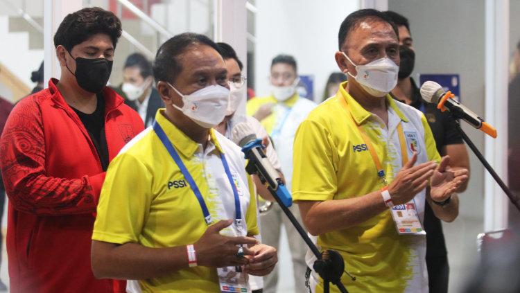Menpora Zainudin Amali (kiri) didampingi ketua umum PSSI, Mochamad Iriawan dalam jumpa pers di Stadion Manahan Solo, Minggu (26/09/21).