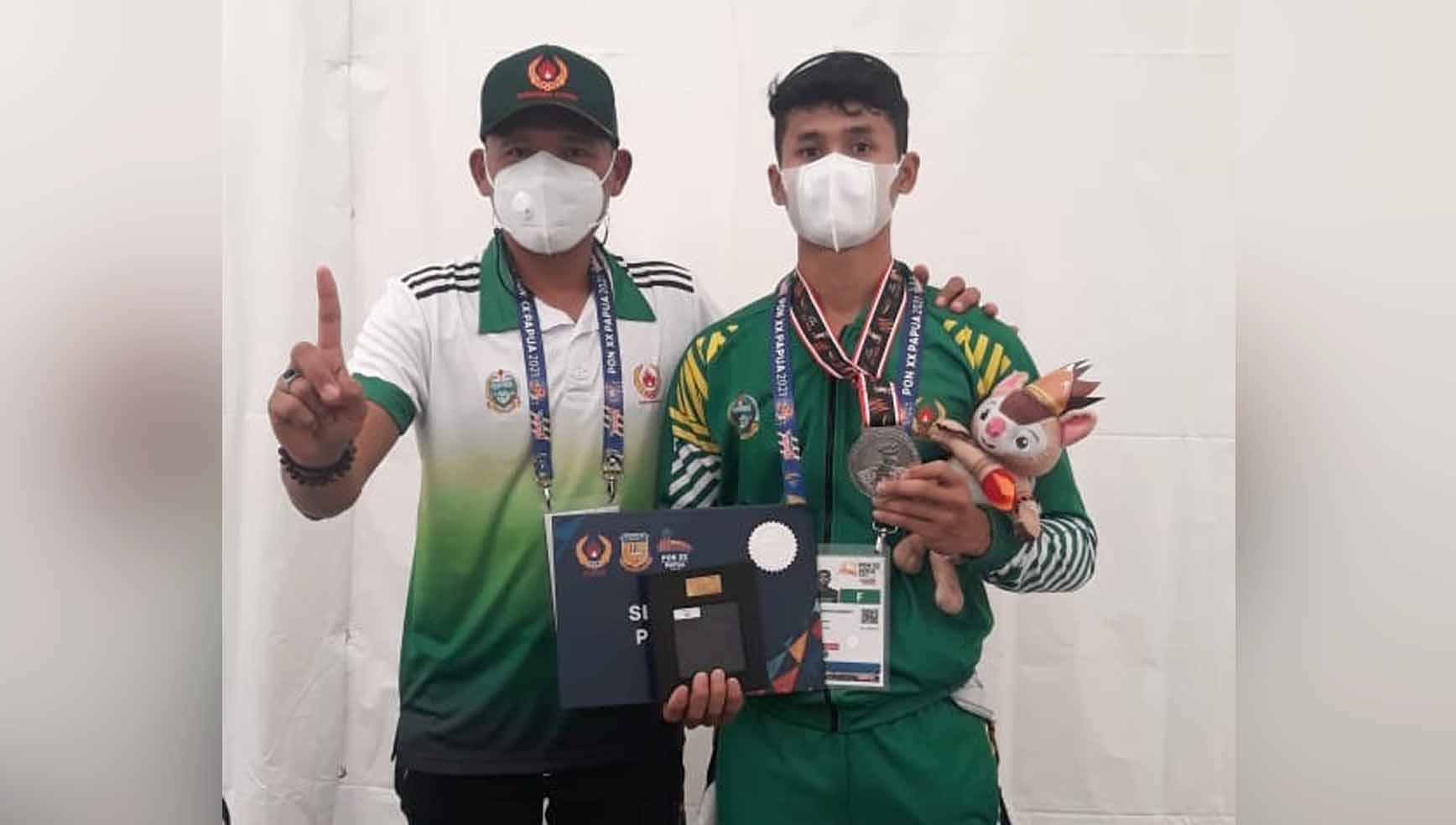 Sumut berhasil meraih medali pertama di PON Papua 2021 lewat atlet sepatu roda, Muhammad Khadafi (kanan). - INDOSPORT