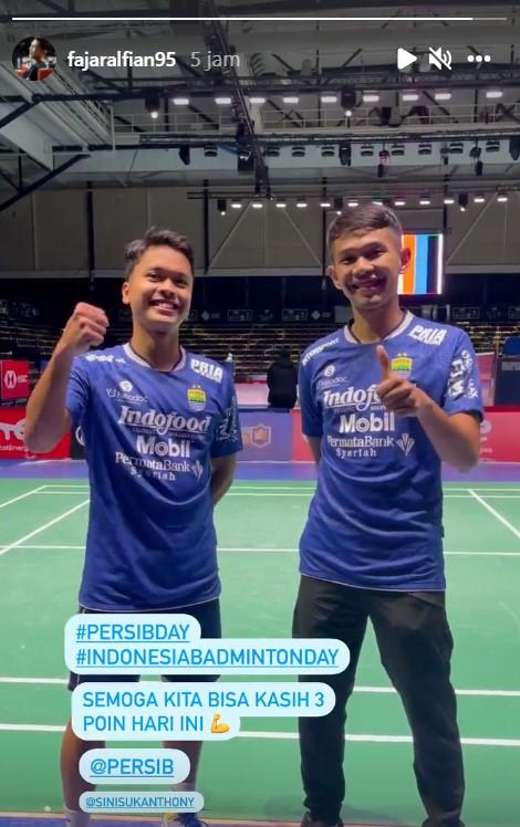 Anthony Sinisuka Ginting dan Fajar Alfian memberikan dukungan untuk Persib Bandung. Copyright: Instagram/Fajar Alfian