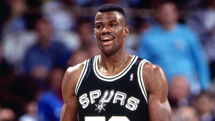 David Robinson saat mengenakan seragam San Antonio Spurs