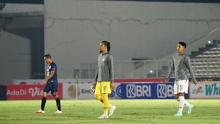 Penjaga gawang PSIS Semarang, Jandia Eka Putra (tengah), saat laga melawan Arema FC.