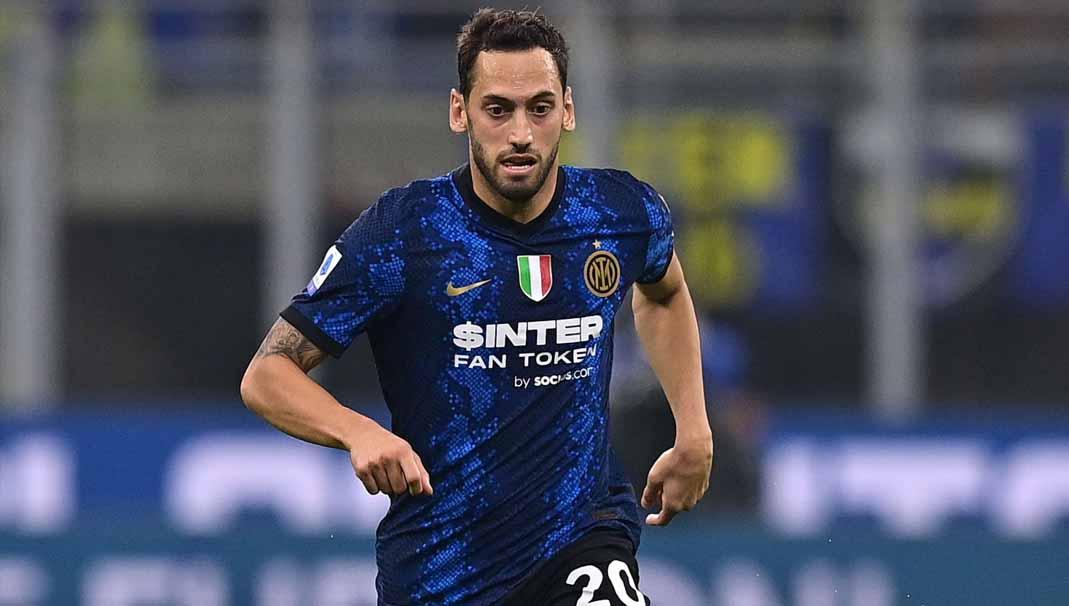 Pemain Inter Milan, Hakan Calhanoglu, merasa lapar gelar bersama Nerazzurri pada kompetisi musim ini, khususnya Liga Italia (Serie A) 2023/2024. - INDOSPORT