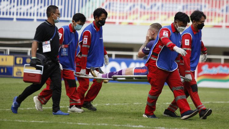 Bek Persita, Adam Mitter saat ditandu keluar karena mengalami cedera pada laga Liga 1 melawan Bali United di Stadion Pakansari, Jumat (24/09/21). - INDOSPORT