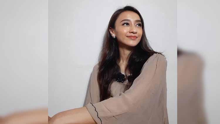 Terkenal sebagai pegiat olahraga, presenter cantik Deasy Noviyanti memamerkan kelincahan baru saat dirinya menggeluti olahraga paddling.