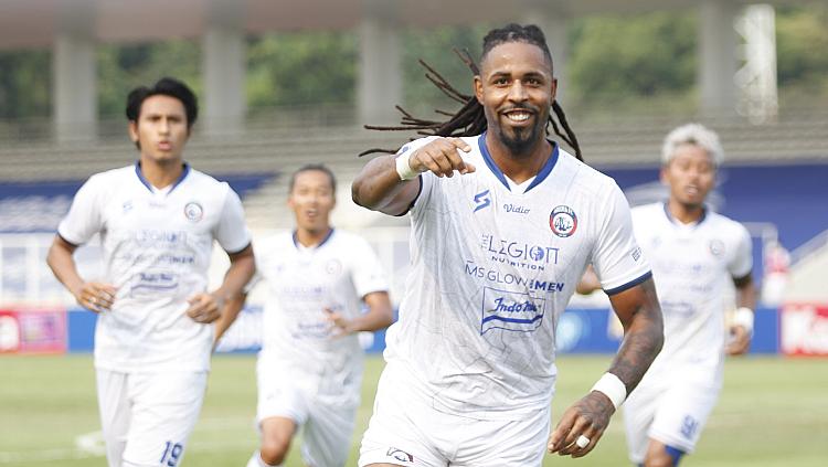 Selebrasi striker Arema FC, Carlos Fortes usai mencetak gol ke gawang Persipura pada pekan kelima Liga 1 di Stadion Madya, Rabu (29/09/21).