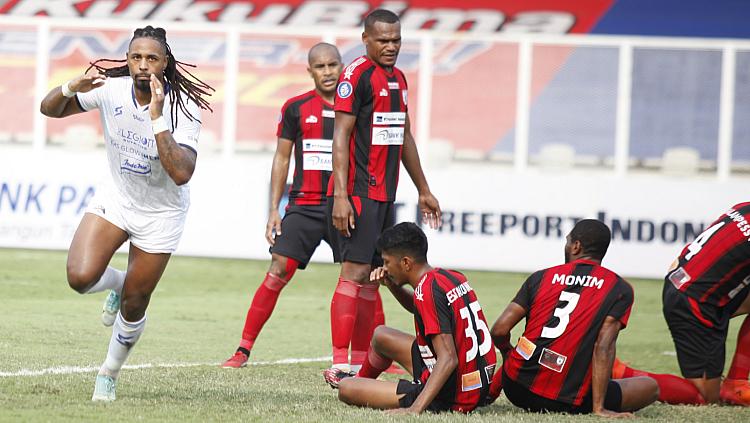 Selebrasi striker Arema FC, Carlos Fortes (kiri) usai mencetak gol ke gawang Persipura pada pekan kelima Liga 1 di Stadion Madya, Rabu (29/09/21).