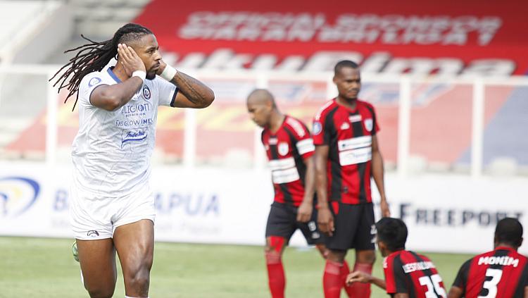 Selebrasi striker Arema FC, Carlos Fortes (kiri) usai mencetak gol ke gawang Persipura pada pekan kelima Liga 1 di Stadion Madya, Rabu (29/09/21).