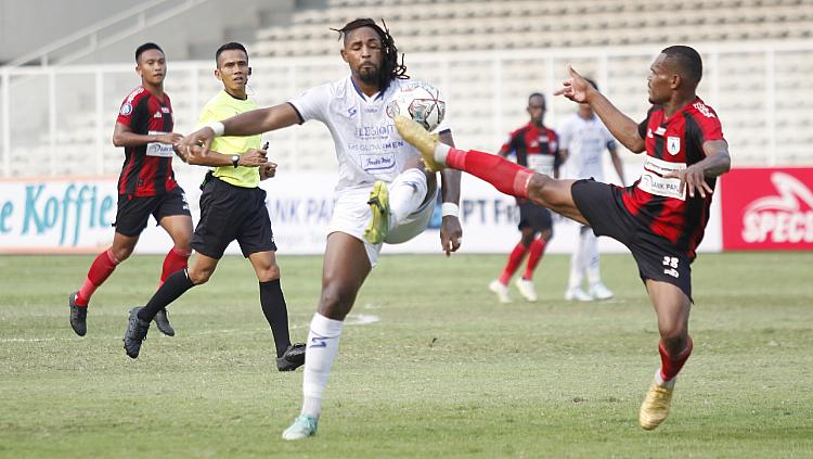 Duel striker Arema FC, Carlos Fortes dengan pemain Persipura pada pekan kelima Liga 1 di Stadion Madya, Rabu (29/09/21).