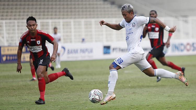 Aksi striker Arema FC, Kushedya Hari Yudo melewati pemain Persipura pada pekan kelima Liga 1 di Stadion Madya, Rabu (29/09/21).