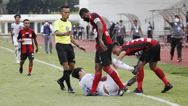 Terjadi ketegangan antara pemain Arema FC dengan Persipura pada pekan kelima Liga 1 di Stadion Madya, Rabu (29/09/21).