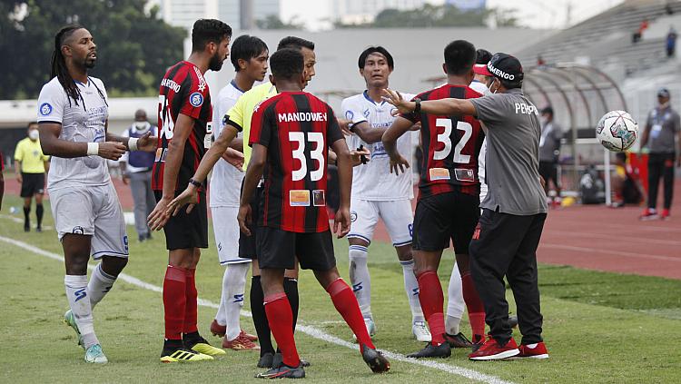 Terjadi sedikit ketegangan antara pemain Arema FC dengan Persipura pada pekan kelima Liga 1 di Stadion Madya, Rabu (29/09/21).