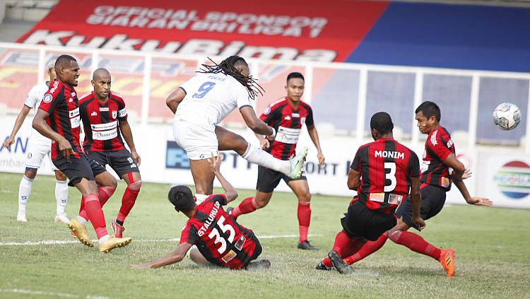 Proses terjadinya gol Arema FC lewat Carlos Fortes ke gawang Persipura pada pekan kelima Liga 1 di Stadion Madya, Rabu (29/09/21).