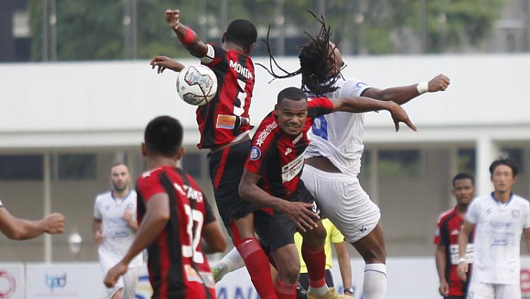 Duel udara lini tengah Arema FC dan Persipura pada pekan kelima Liga 1 di Stadion Madya, Rabu (29/09/21).