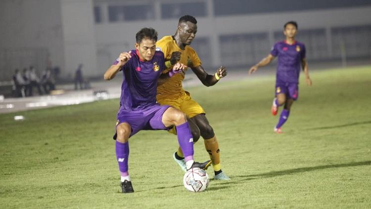 Aksi striker Bhayangkara FC, Ezechiel N'Douassel, dalam pertandingan Liga 1 kontra Persik Kediri, Rabu (29/9/21).