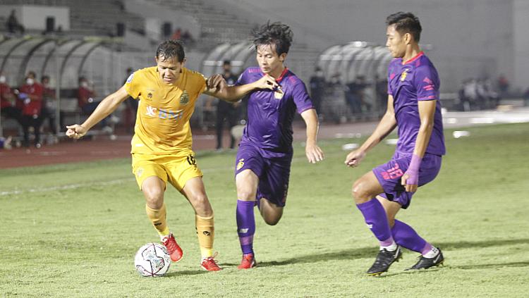 Aksi pemain Bhayangkara FC Adam Alis (kiri) dijaga ketat dua pemain Persik pada pekan kelima BRI Liga 1 2021-22 di Stadion Madya, Rabu (29/09/21).